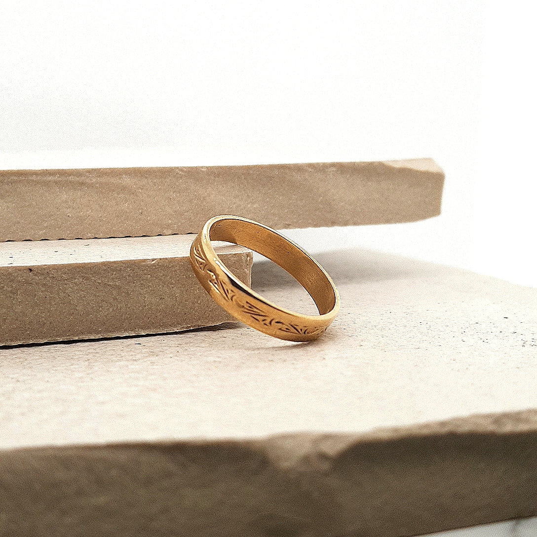 Estate 9ct Yellow Gold Engraved 3.85mm Wide Band Ring