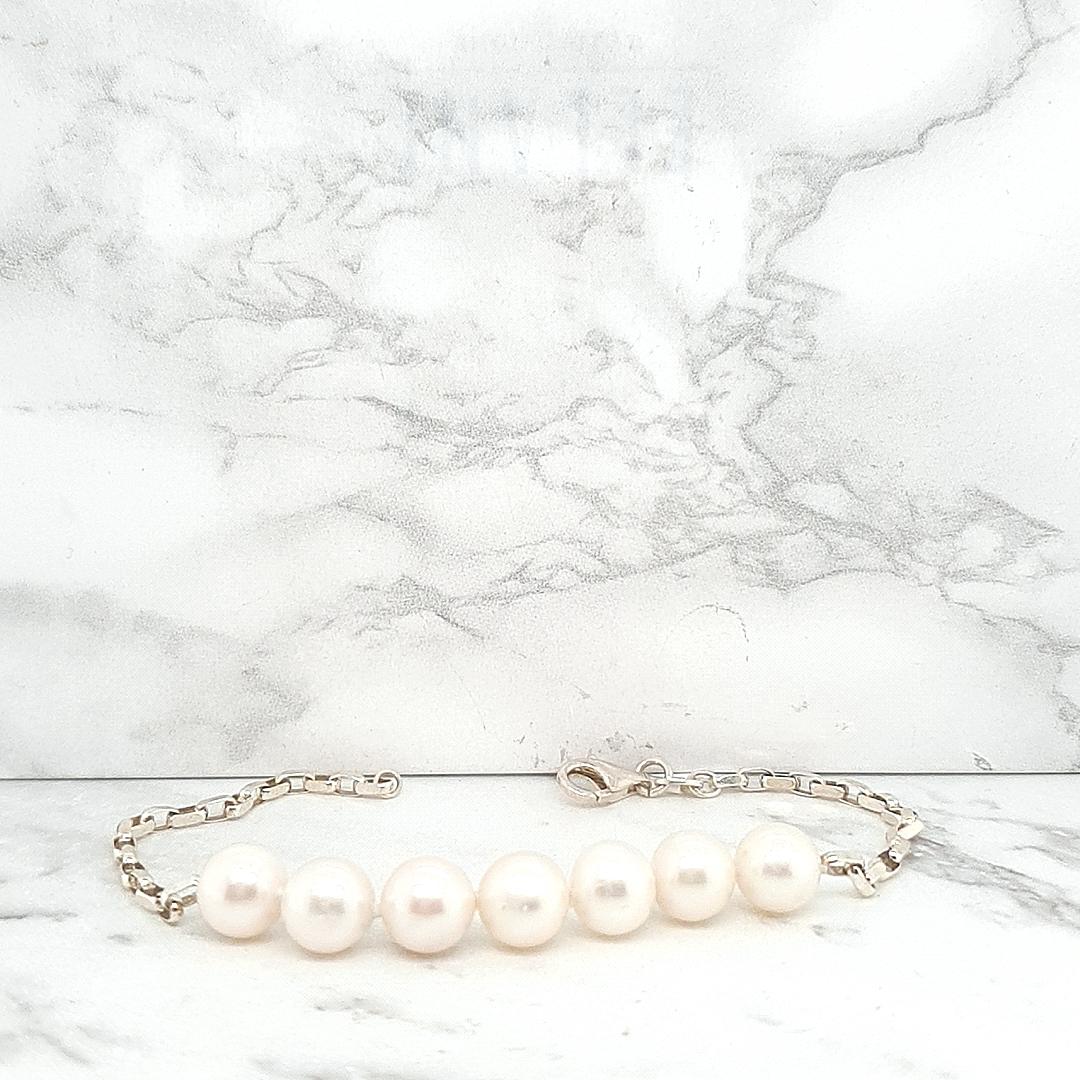 Freshwater White Pearl on a Silver Chain Bracelet