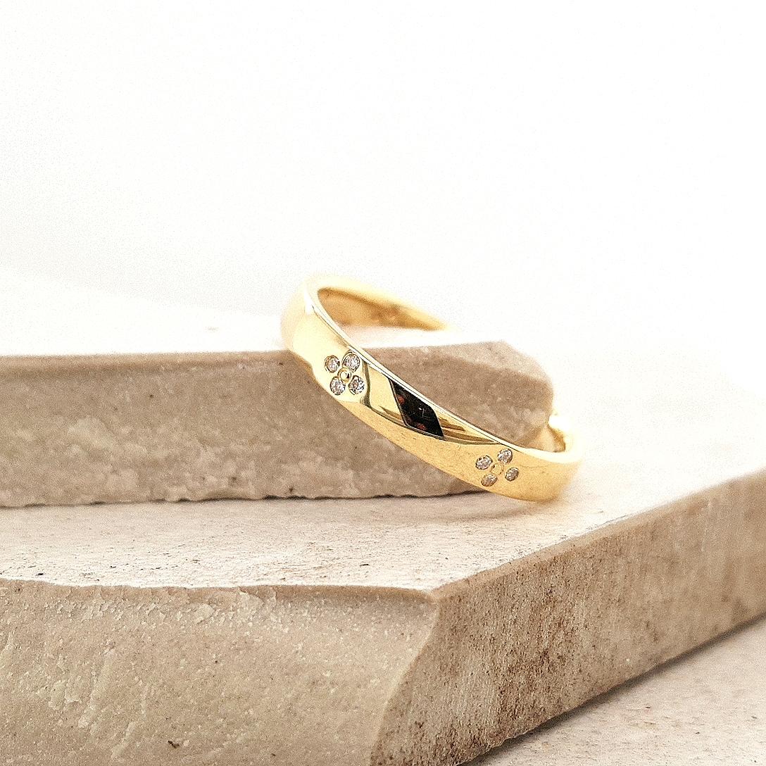 The Andie Setting 18ct Yellow Gold Diamond Clover Set Band