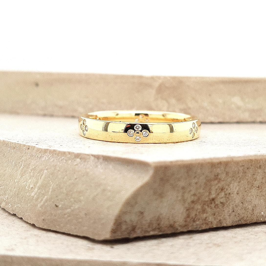 The Andie Setting 18ct Yellow Gold Diamond Clover Set Band