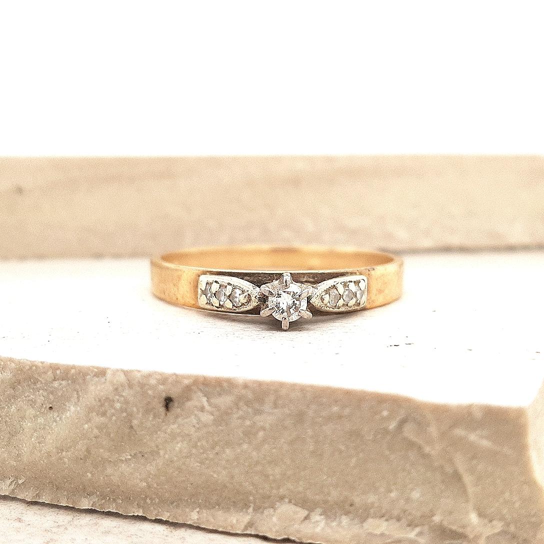 Estate 9ct Yellow Gold Diamond Solitaire Ring