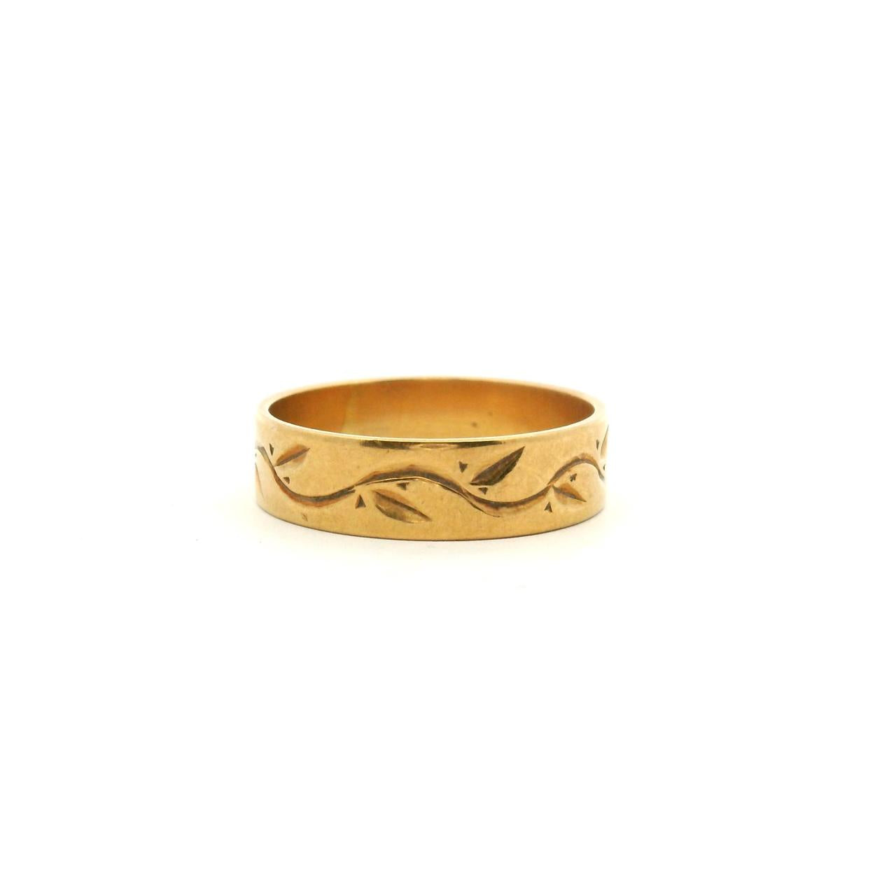 Estate 18ct Yellow Gold Leaf Engraved 5.4mm Band Ring Size: O Weight: 4g