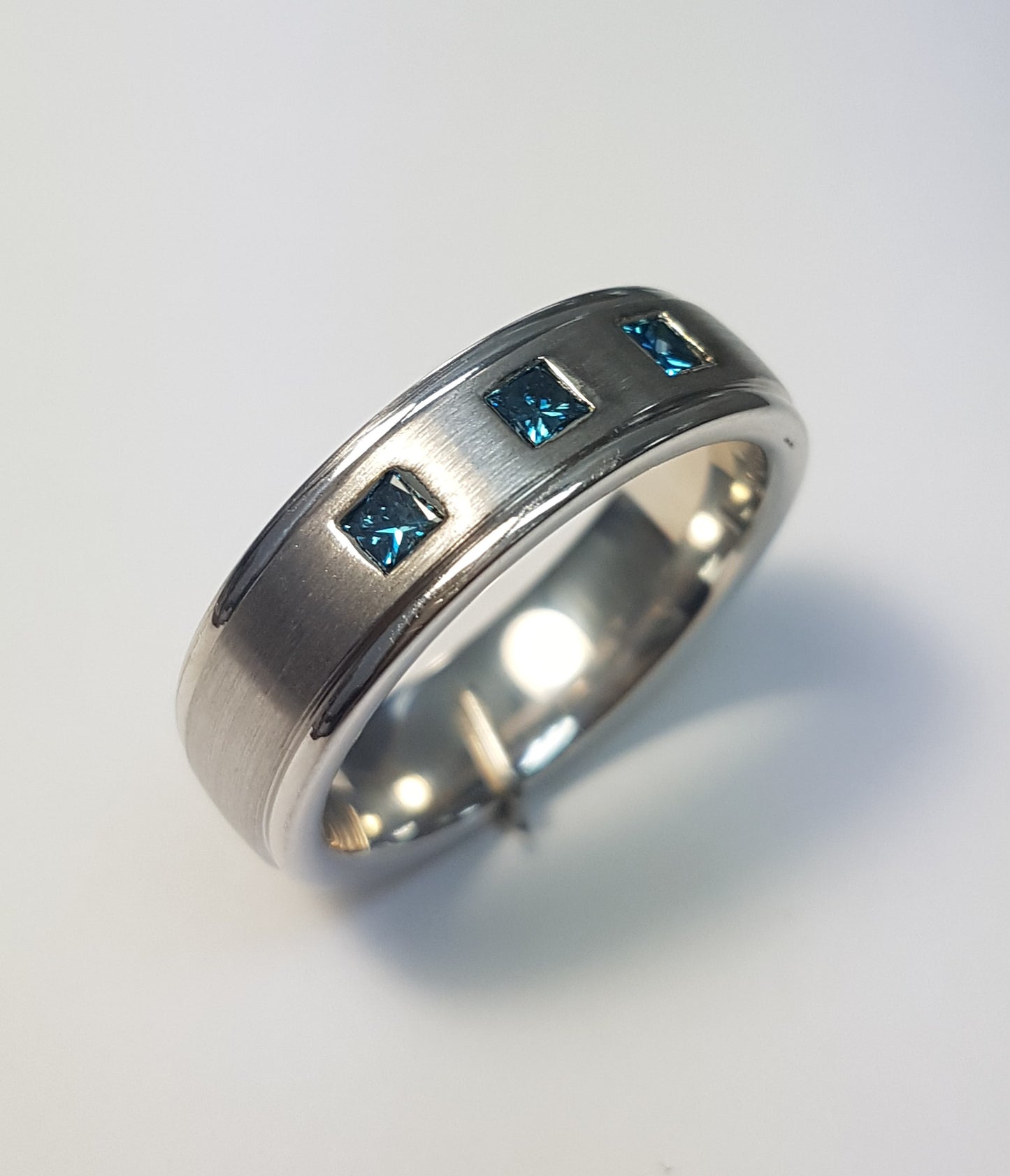 9ct White Gold Gents Blue Diamond Dress Ring