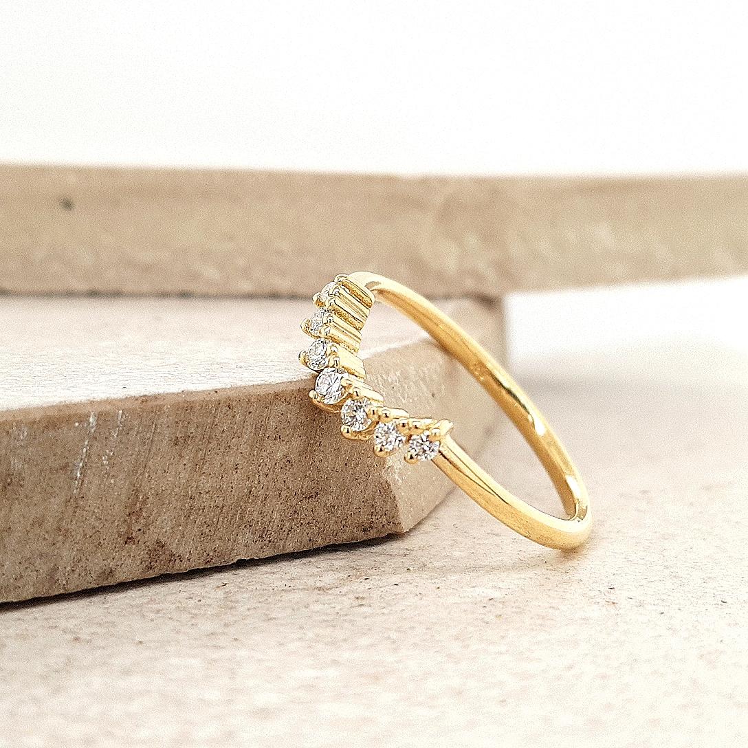 The Bea Setting 18ct Yellow Gold Diamond Curved Band