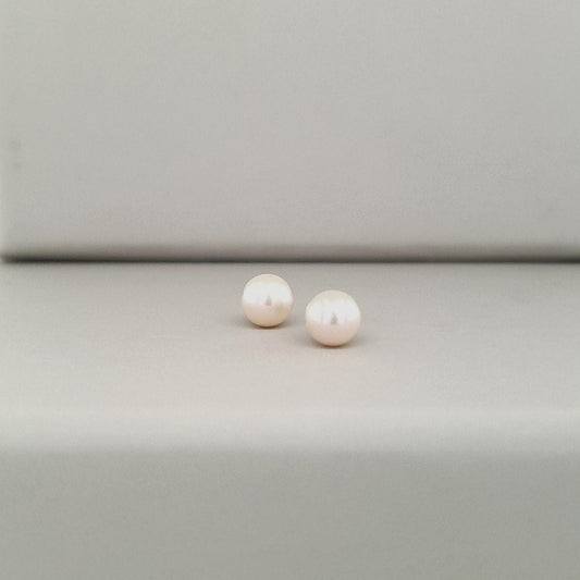 Sterling Silver 5.5mm Round White Freshwater Pearl Stud Earrings