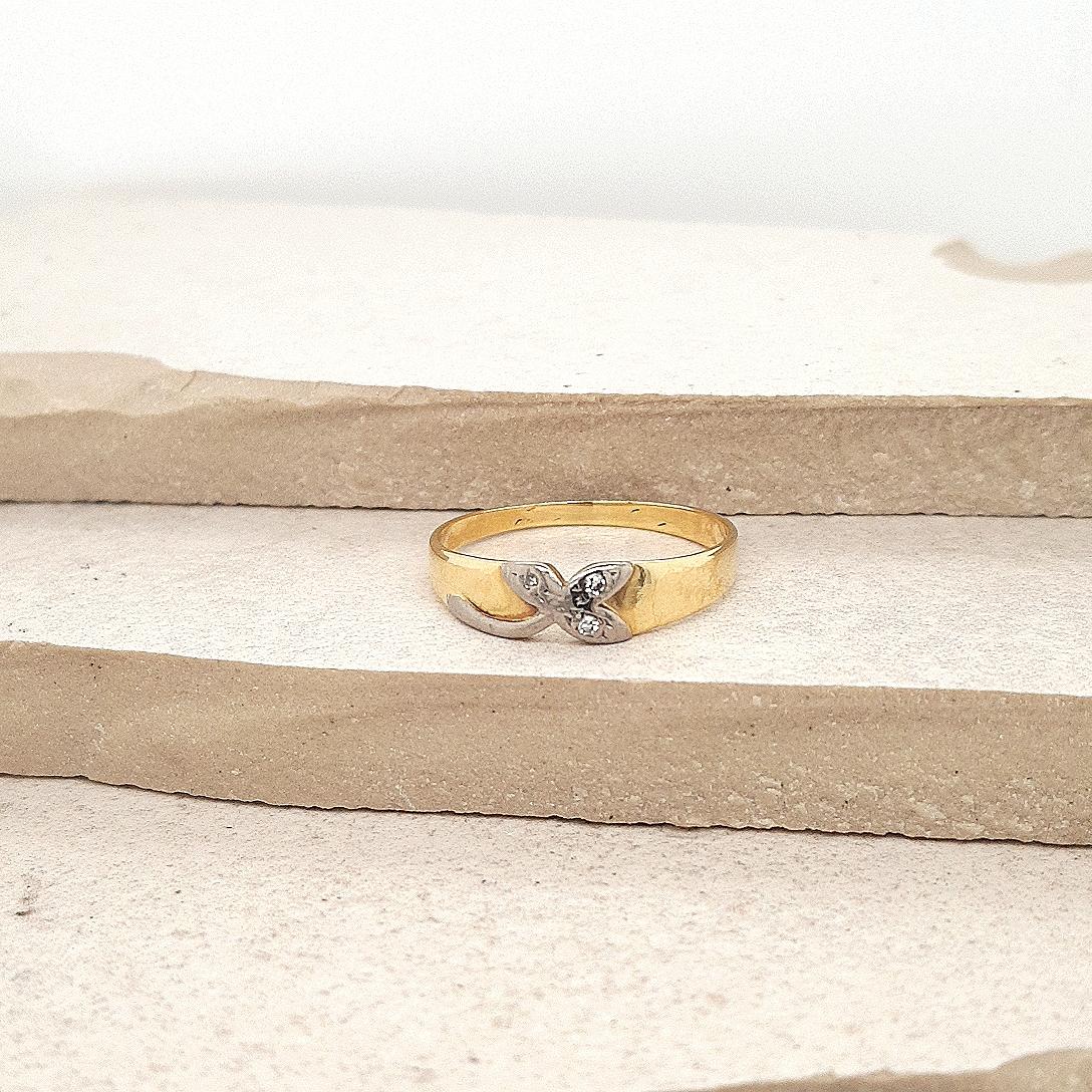 Estate 9ct Gold Leaf Style Diamond Ring