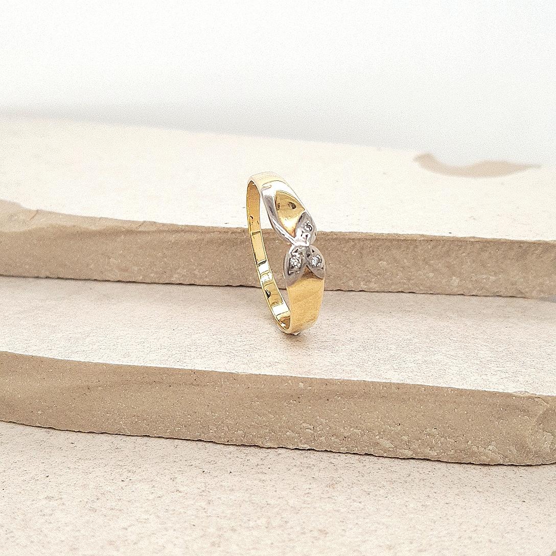 Estate 9ct Gold Leaf Style Diamond Ring