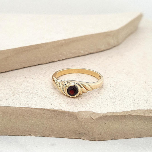 Estate 9ct Yellow Gold Garnet Ring