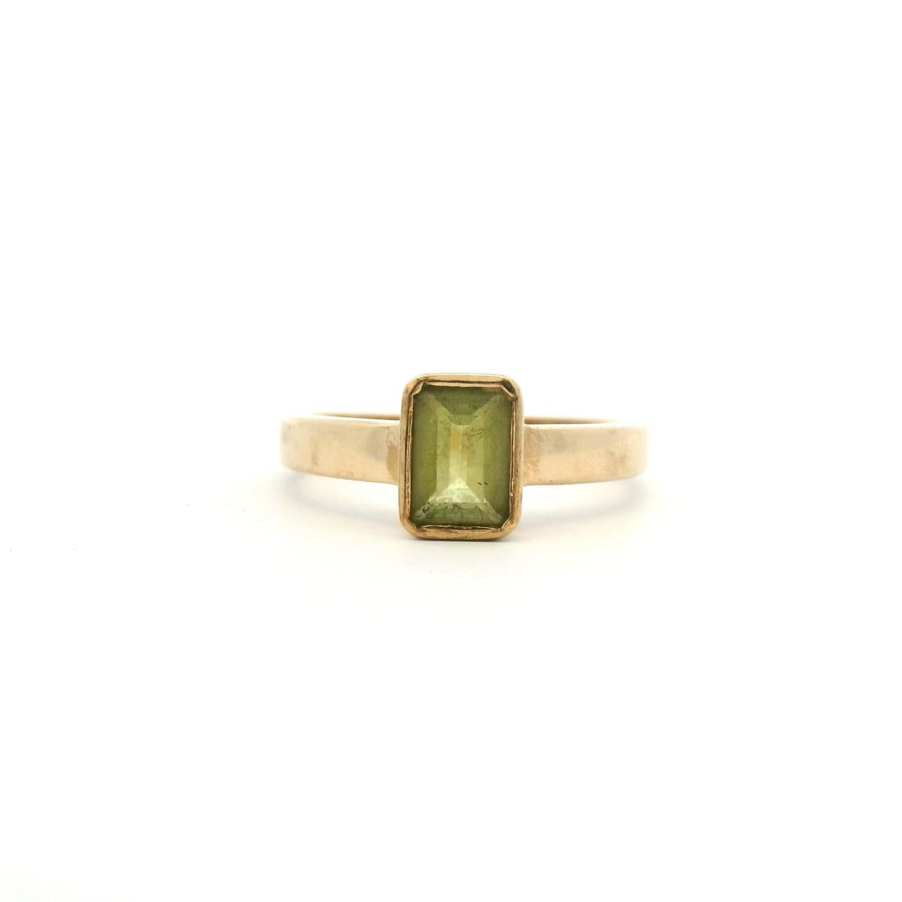 Estate 9ct Yellow Gold Peridot Bezel Set Ring