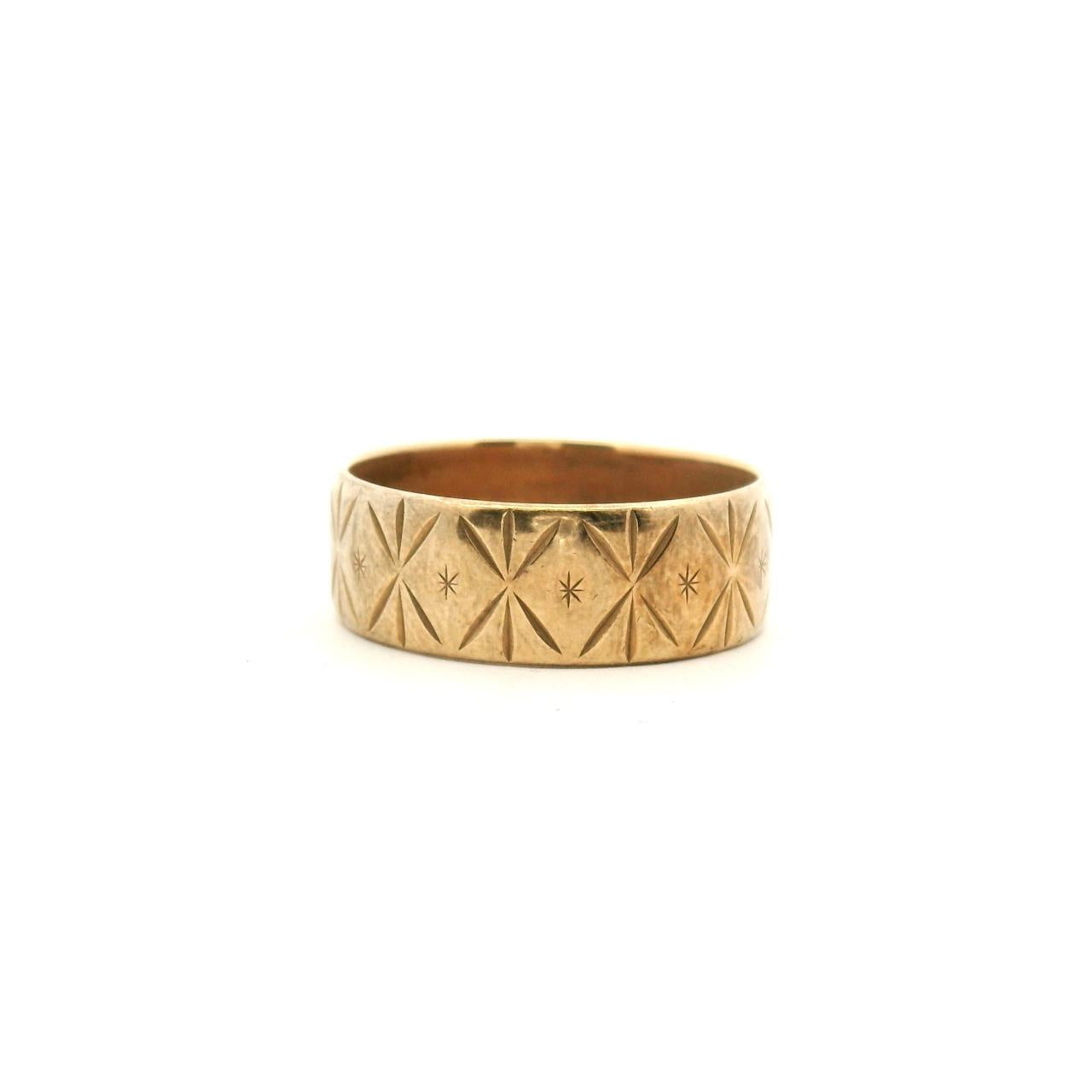 Estate 9ct Yellow Gold Engraved 6.7mm Band Ring Size: O Weight: 3.60g