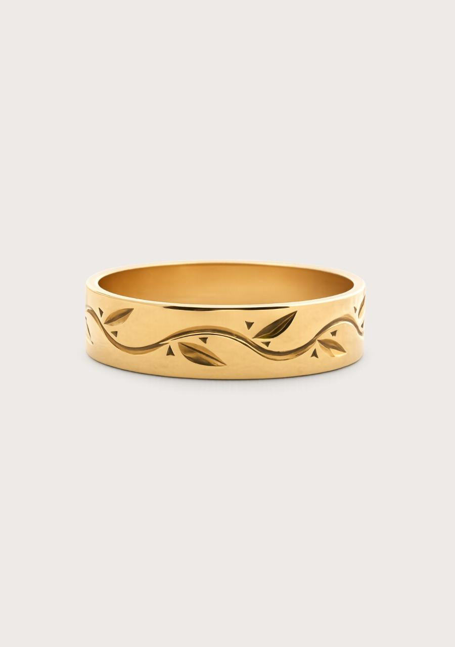 Estate 18ct Yellow Gold Leaf Engraved 5.4mm Band Ring Size: O Weight: 4g