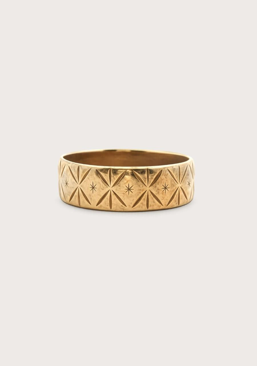 Estate 9ct Yellow Gold Engraved 5.7mm Band Ring Size: O Weight: 3.34g