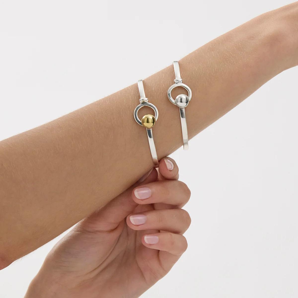 Najo Sterling Silver Aurora Flat Wire Tension Bangle with Round Loop with 10mm Tumbaga Domed Hook
