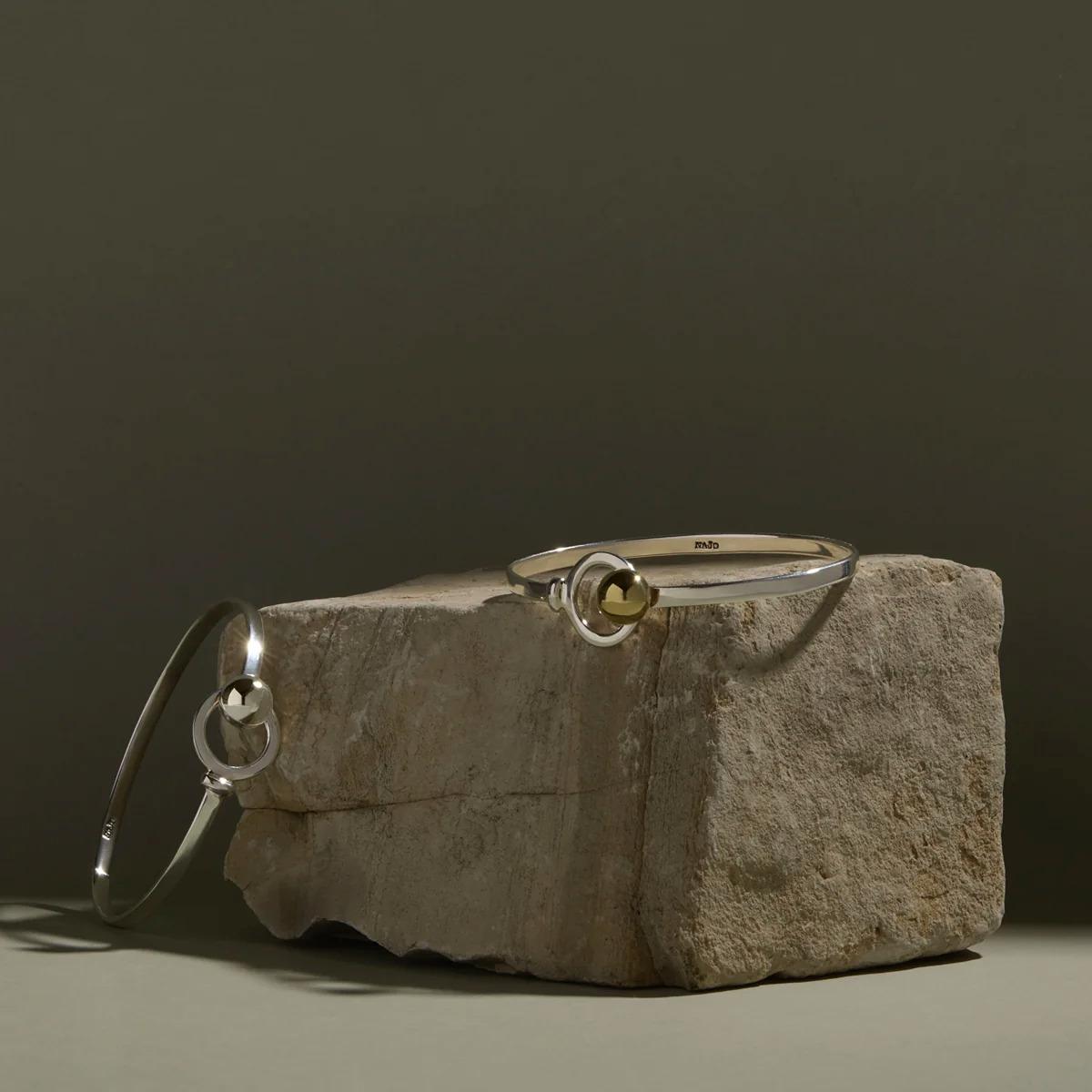 Najo Sterling Silver Aurora Flat Wire Tension Bangle with Round Loop with 10mm Gold Plated Tumbaga Domed Hook